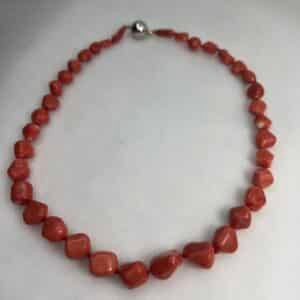 Collar de coral natural con broche de oro.