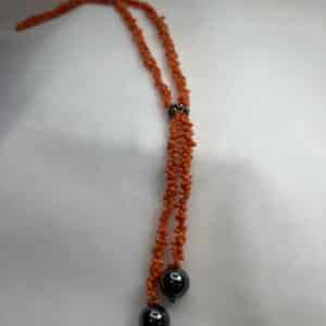Collar de coral natural anaranjado con hematites.