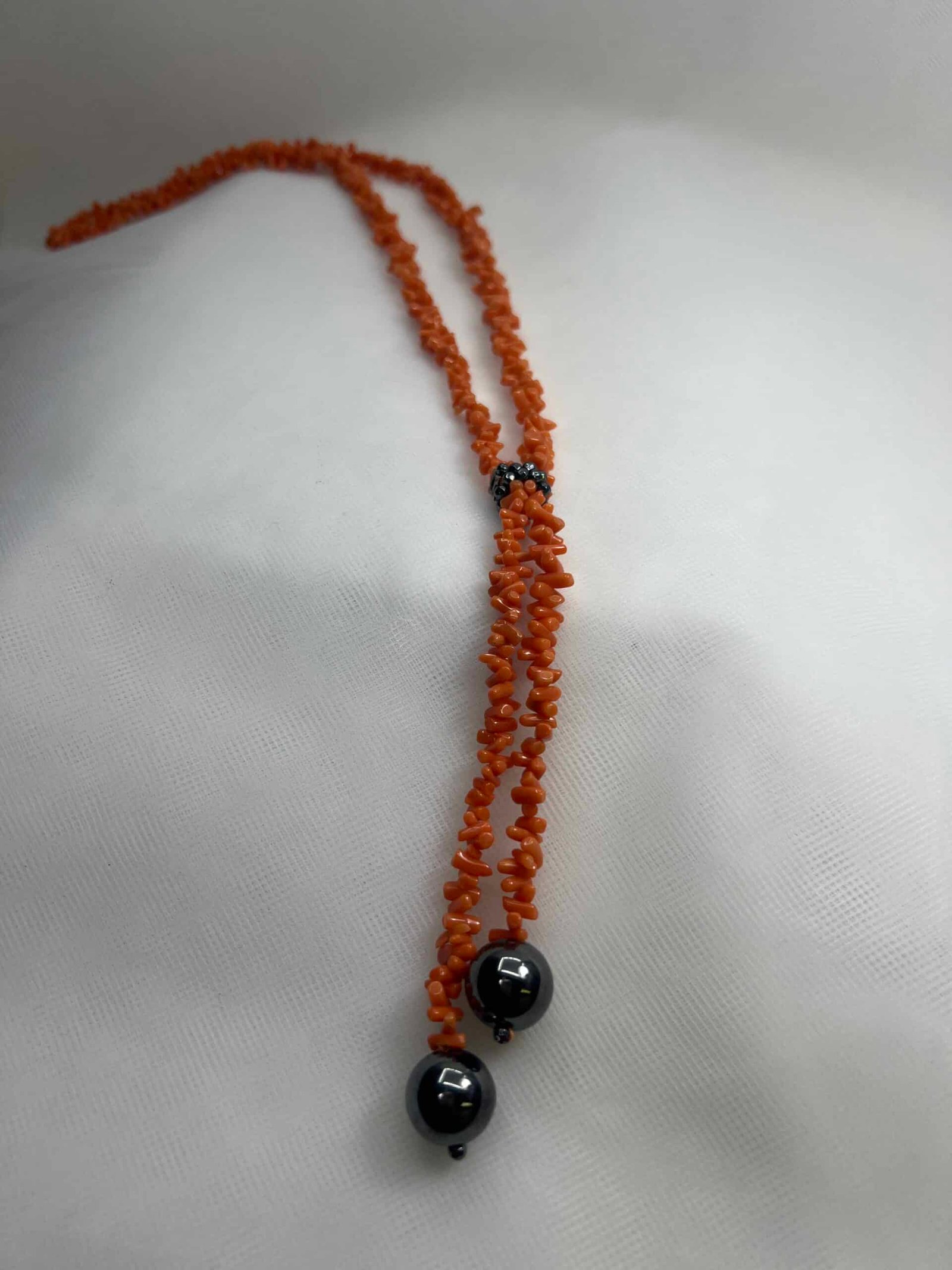 Collar de coral natural anaranjado con hematites.