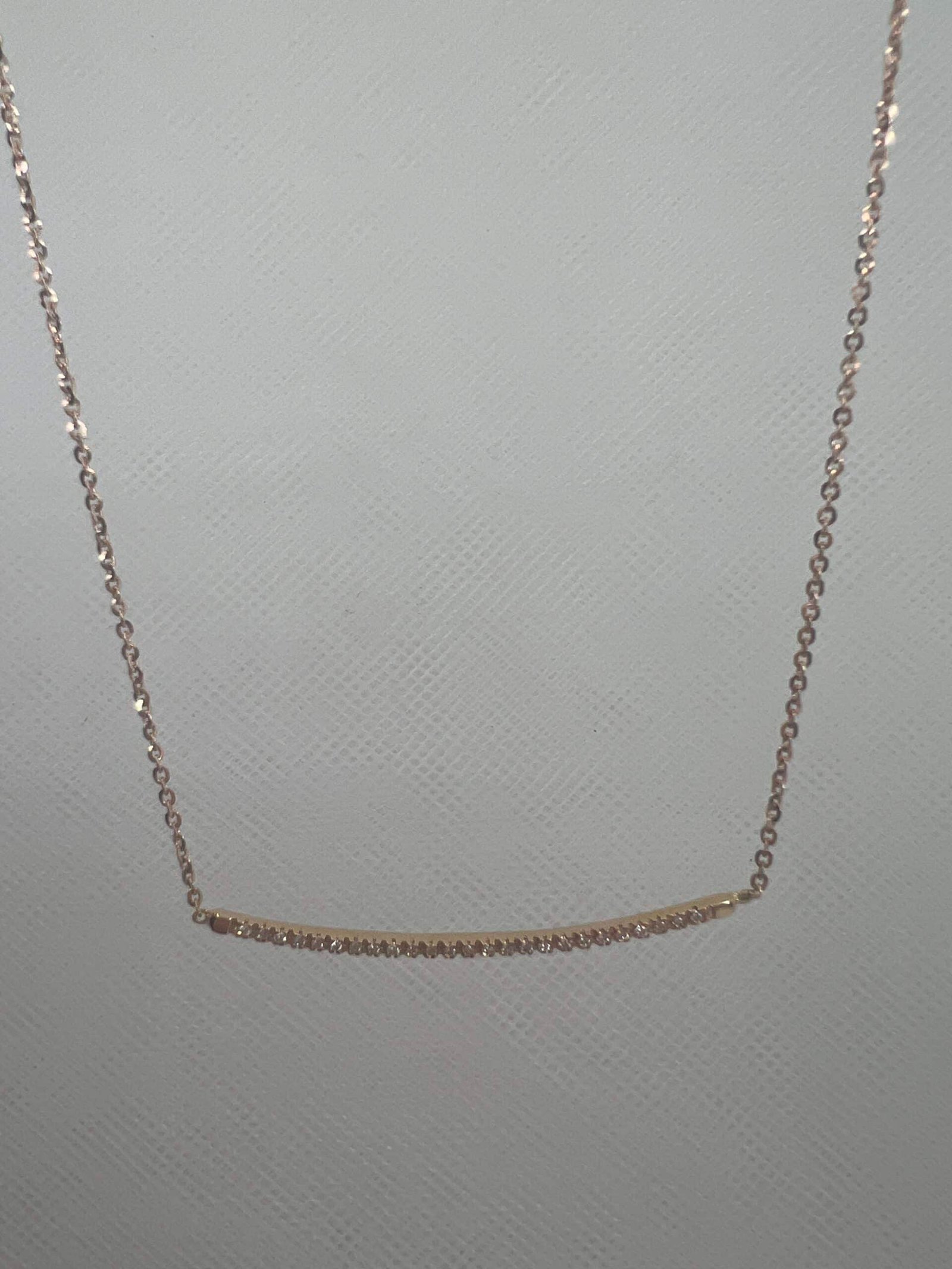Cadena de oro rosa con barrita en el centro de brillantes.