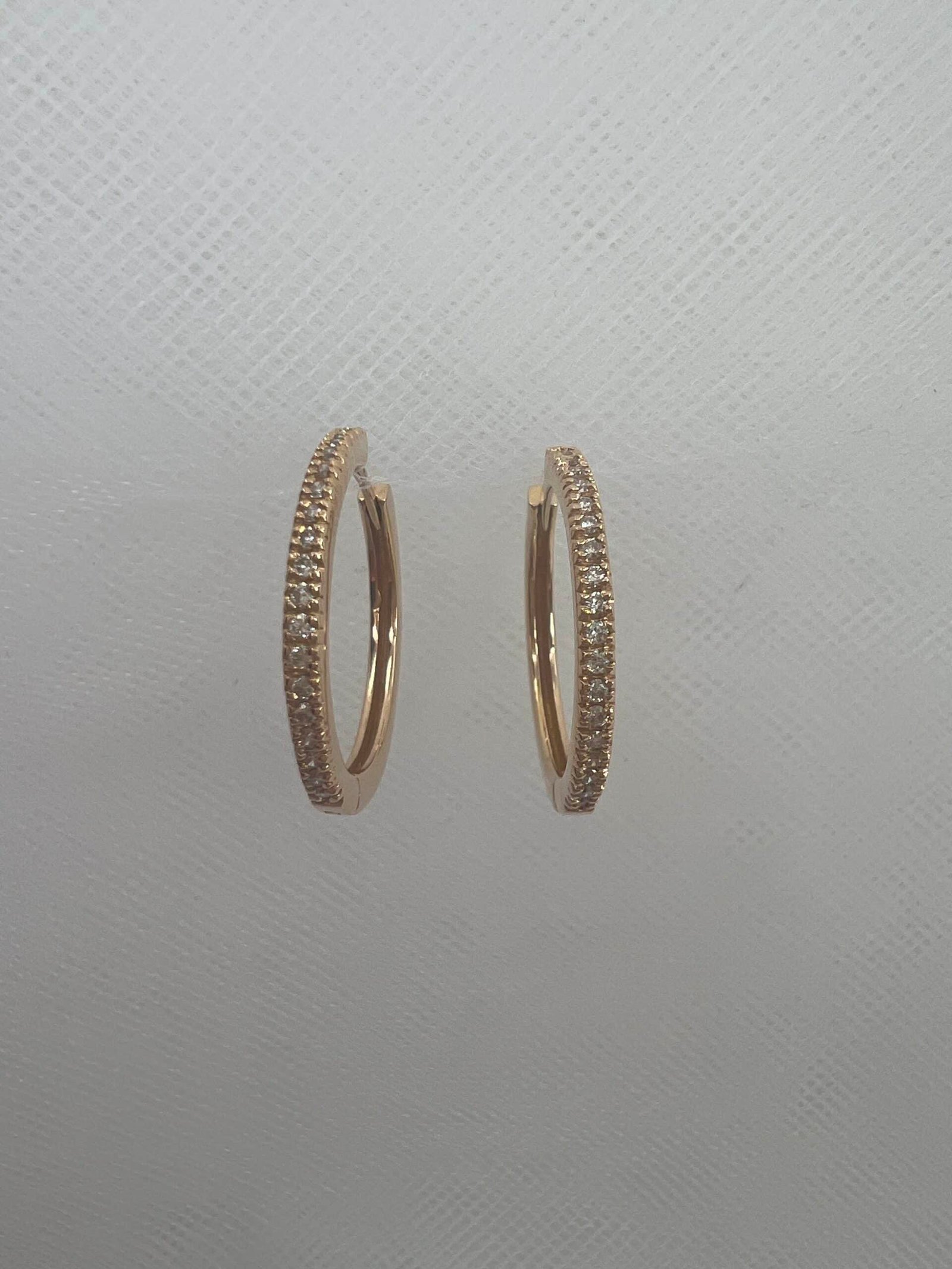 Aros de oro rosa con  brillantes.