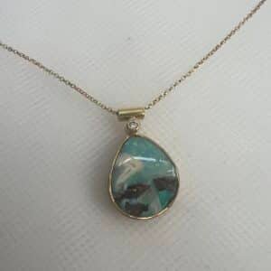 Cadena de oro amarillo con colgante de opalo australiano con brillante.