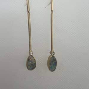 Pendientes largos barritas de oro amarillo matizado con opalos australianos y brillantes