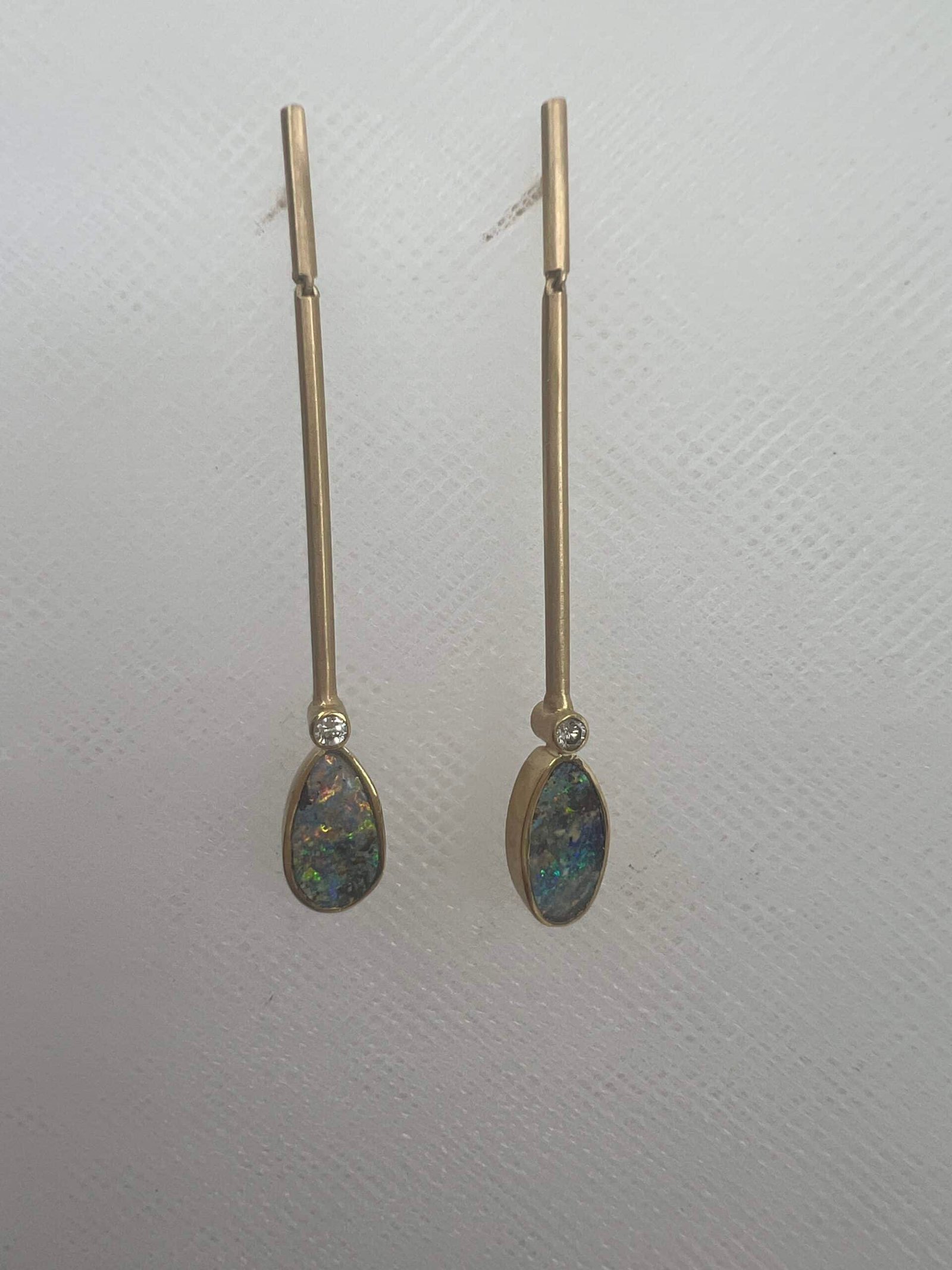 Pendientes largos barritas de oro amarillo matizado con opalos australianos y brillantes