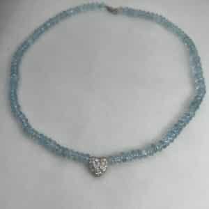 Collar de aguamarinas con colgante de oro blanco corazón de circonitas