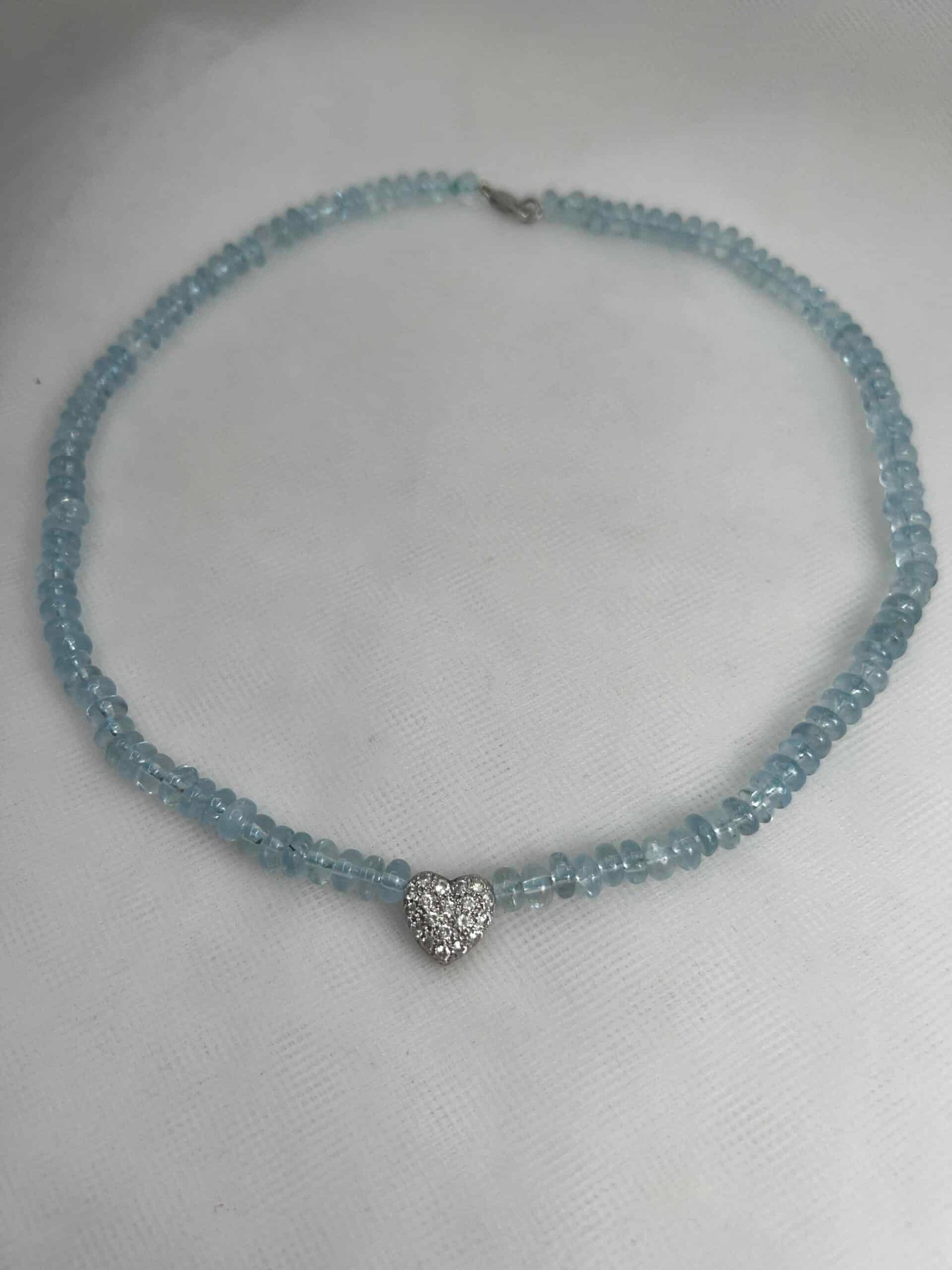 Collar de aguamarinas con colgante de oro blanco corazón de circonitas