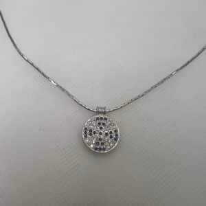 Collar de oro blanco con colgante de brillantes y zafiros