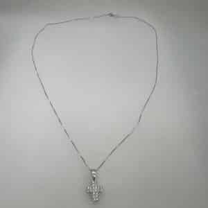 Cadena de oro blanco con cruz de oro blanco con brillantes.