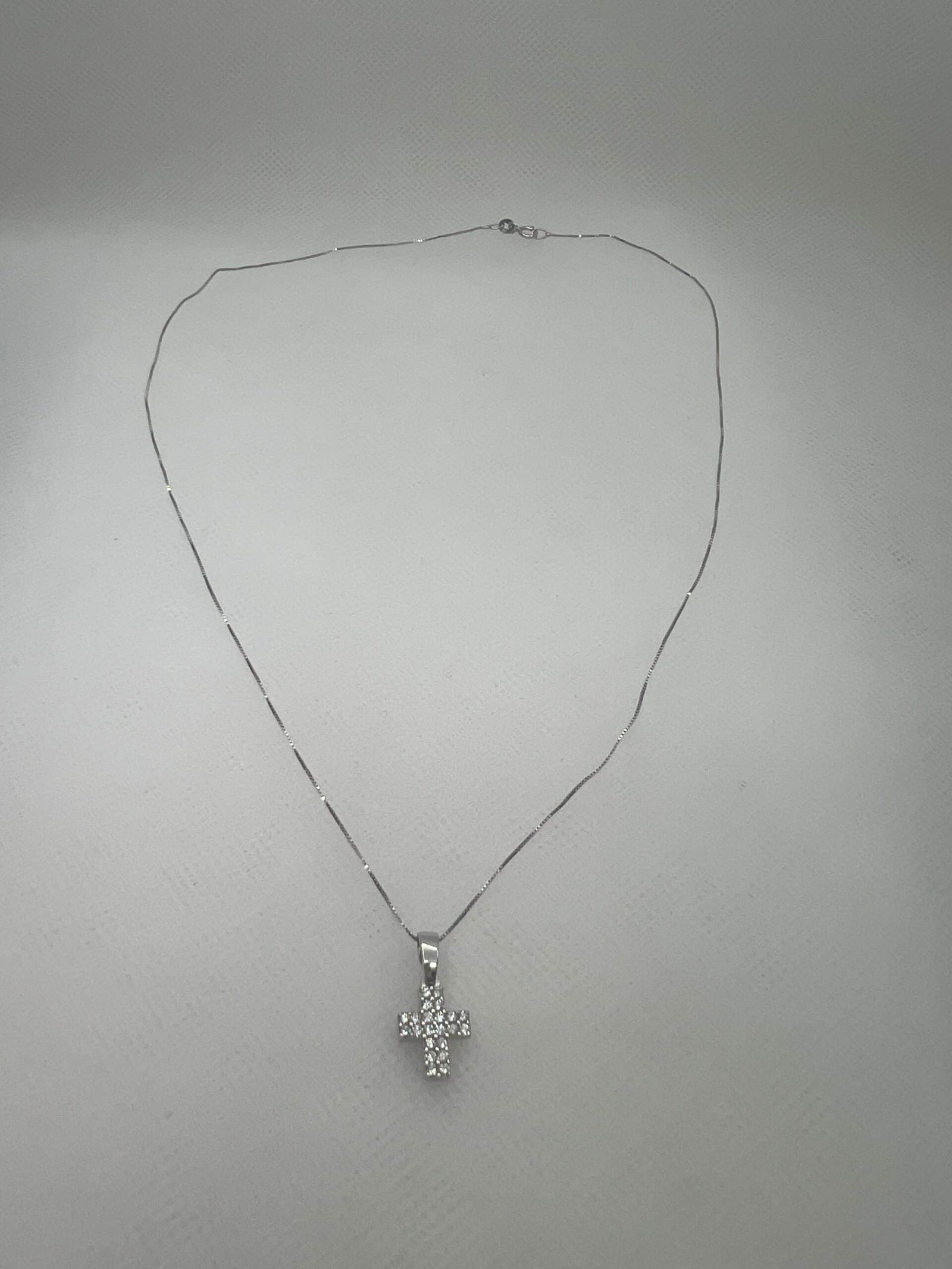 Cadena de oro blanco con cruz de oro blanco con brillantes.