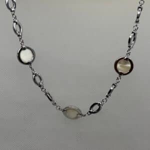 Collar de oro blanco y circulos de nacar.