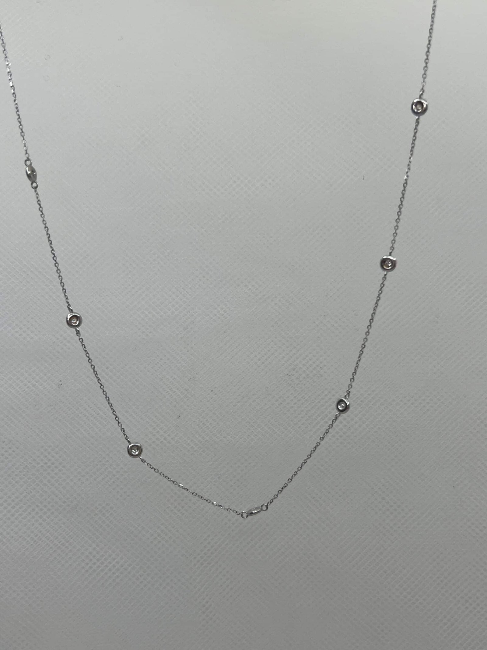 Collar de oro blanco con chatones y brillantes 0.07K