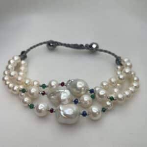 Pulsera de macrame con perlas naturales y zafiros.
