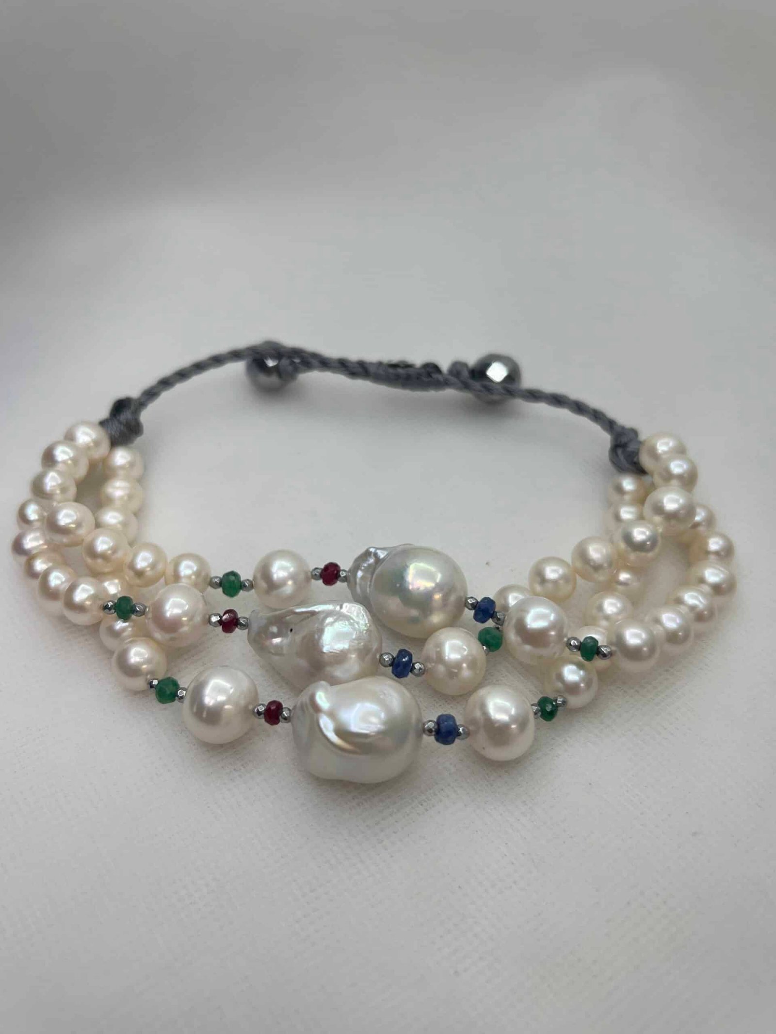 Pulsera de macrame con perlas naturales y zafiros.