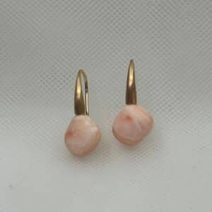 Pendientes de gancho de oro amarillo matizado con corales rosas.