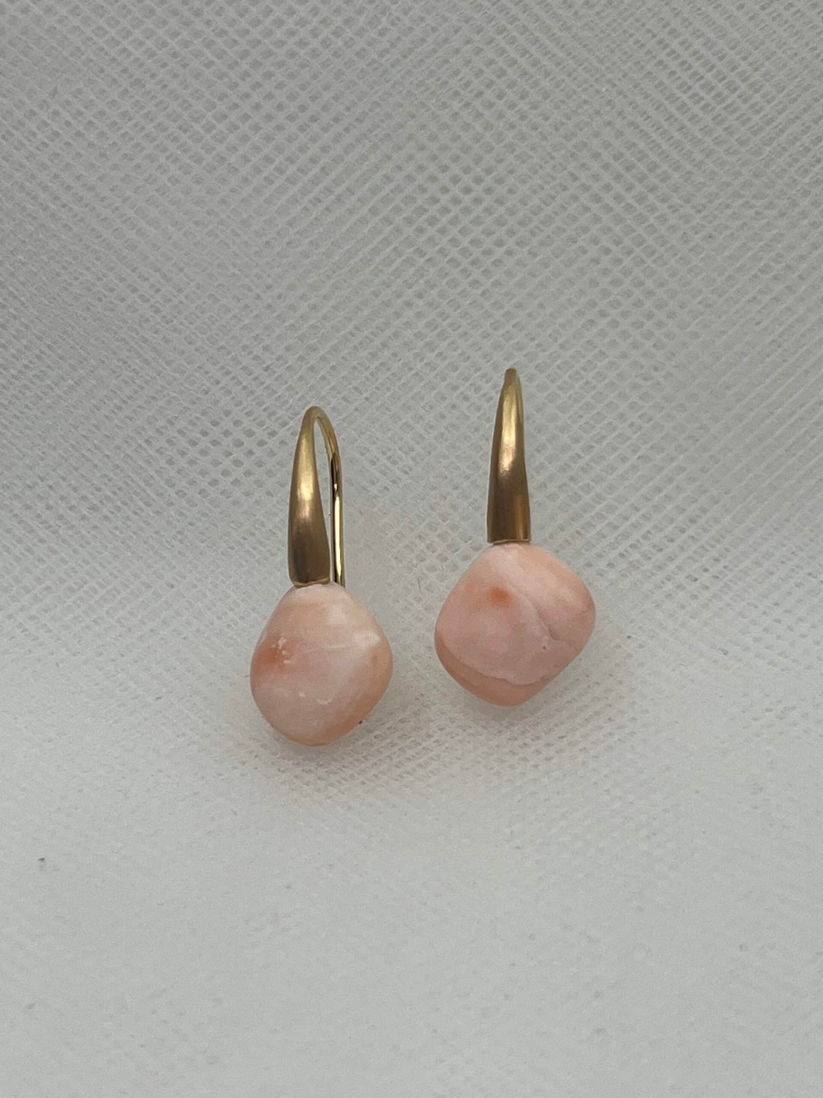 Pendientes de gancho de oro amarillo matizado con corales rosas.