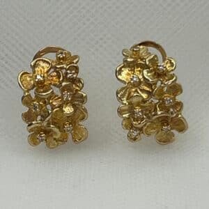 Pendientes de oro amarillo de florecillas con brillantes.