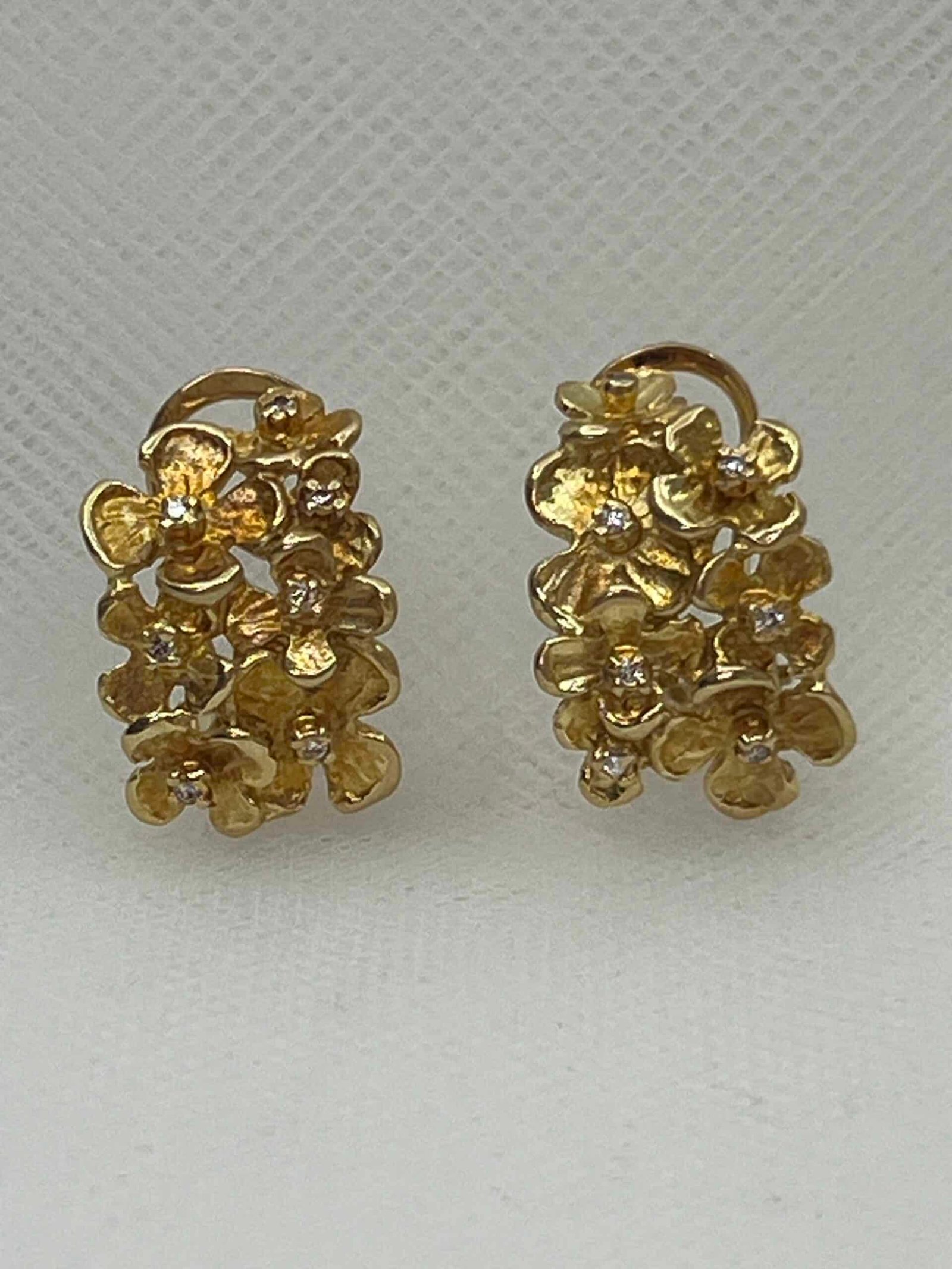 Pendientes de oro amarillo de florecillas con brillantes.