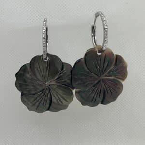Aros de oro blanco con brillantes y flores de nacar grises.