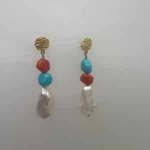 Pendientes de oro amarillo con perlas coral y turquesas naturales.