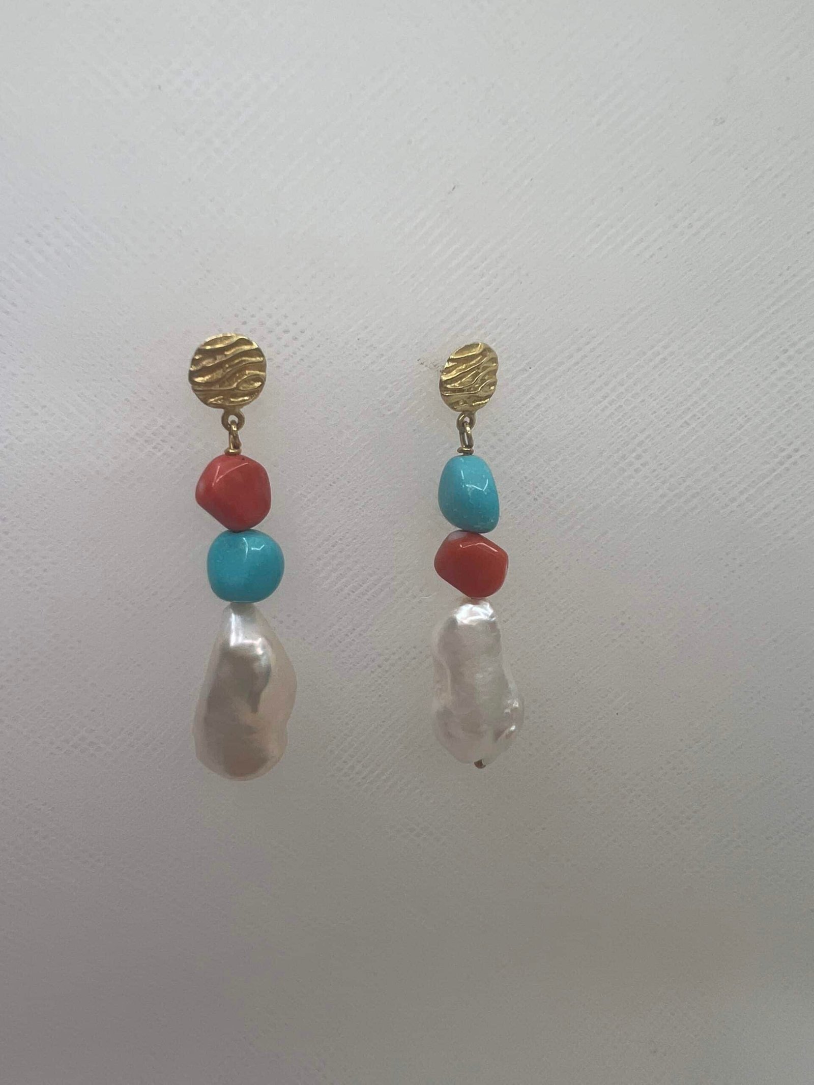 Pendientes de oro amarillo con perlas coral y turquesas naturales.