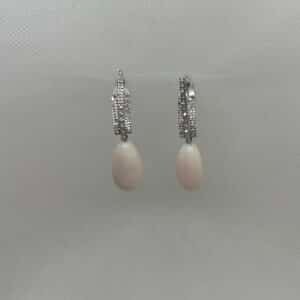 Pendientes de oro blanco brillantes y coral rosa.