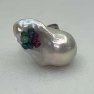 Anillo de oro blanco con perla natural y zafiros de colores.
