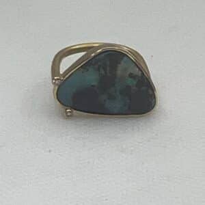 Anillo de oro amarillo matizado con opalo australiano y brillantes.