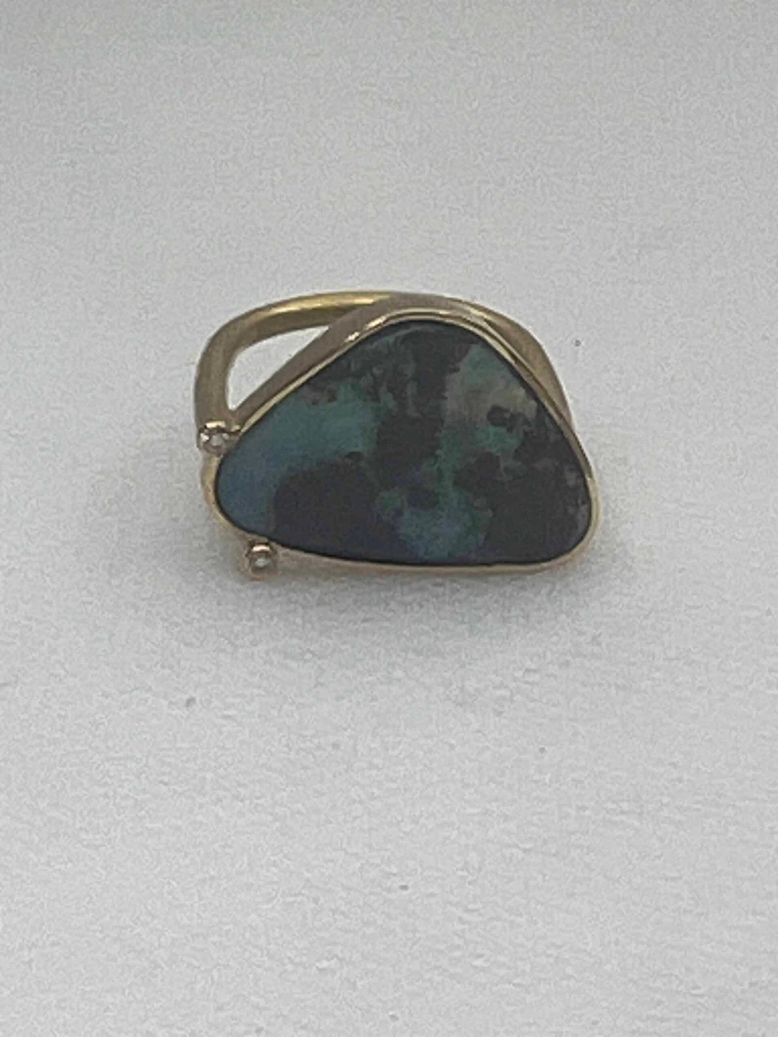 Anillo de oro amarillo matizado con opalo australiano y brillantes.