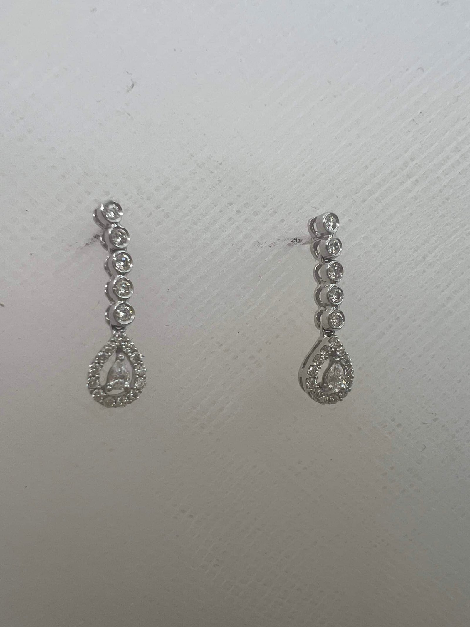 Pendientes art deco de oro blanco y brillantes.