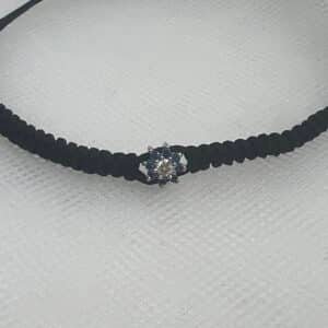 Pulsera de macrame de color negro con roseton de zafiros y brillante.