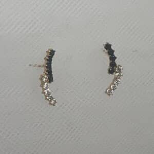 Pendientes de oro amarillo con topacios negros y blancos.