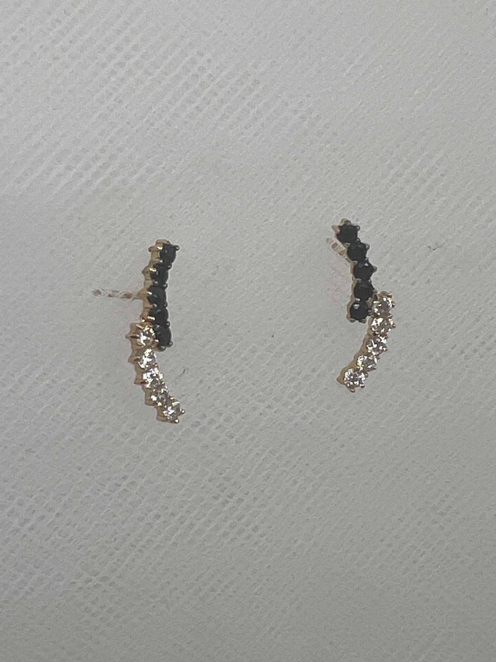 Pendientes de oro amarillo con topacios negros y blancos.