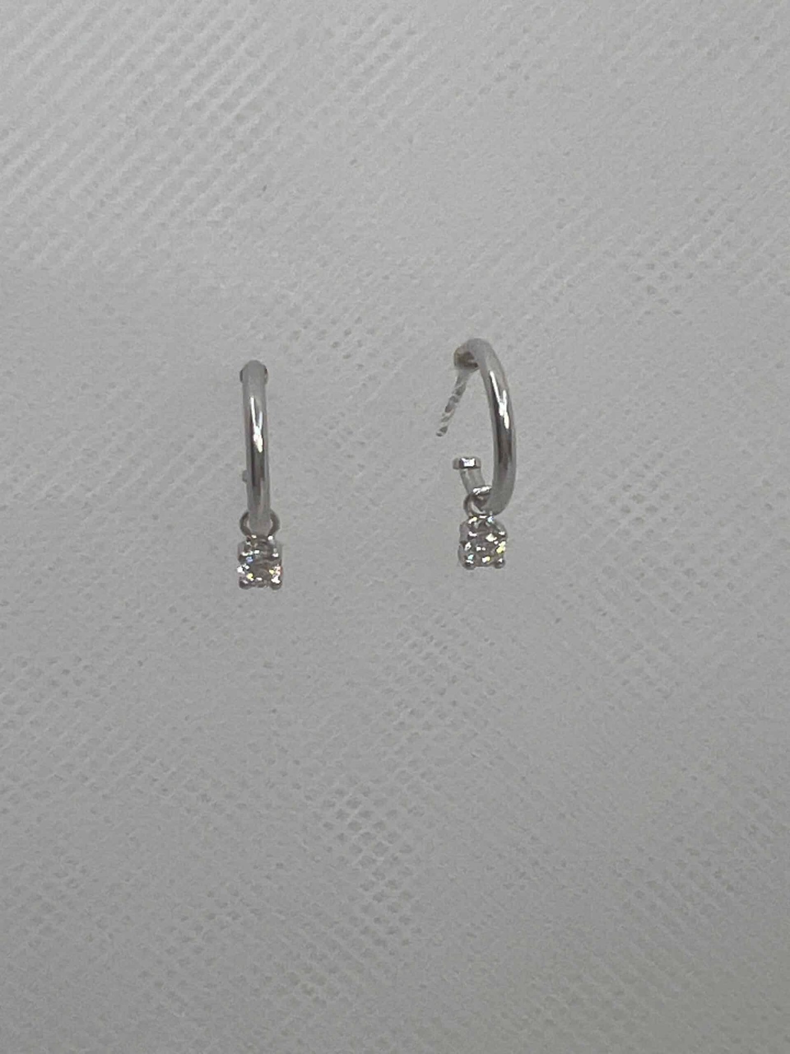 Aritos de oro blanco con colgantito de circonitas