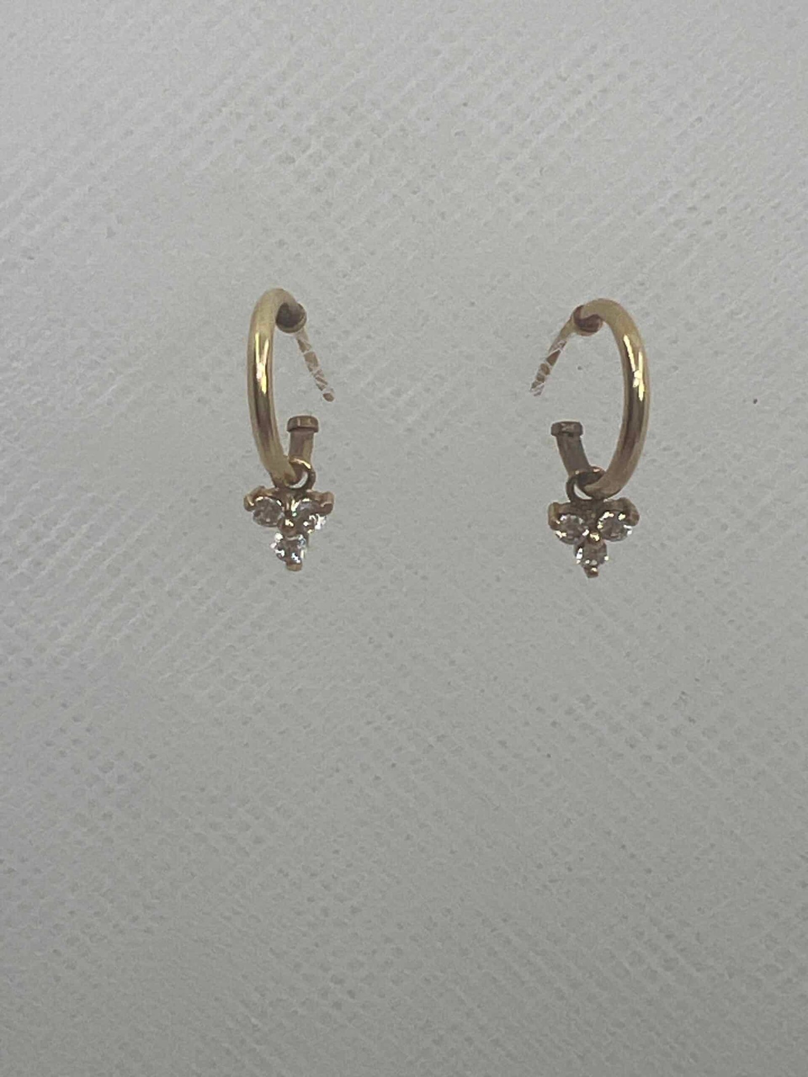 Pendientes de oro amarillo con treboles de circonitas.