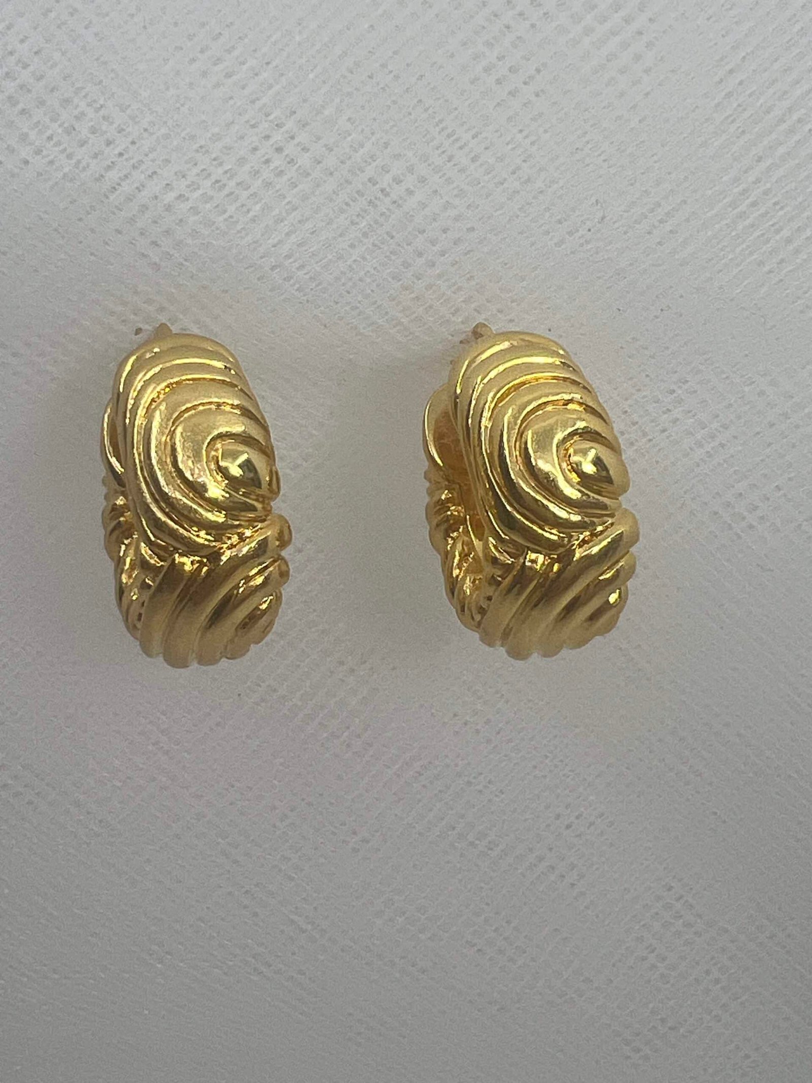 Aros de oro amarillo labrados matizados