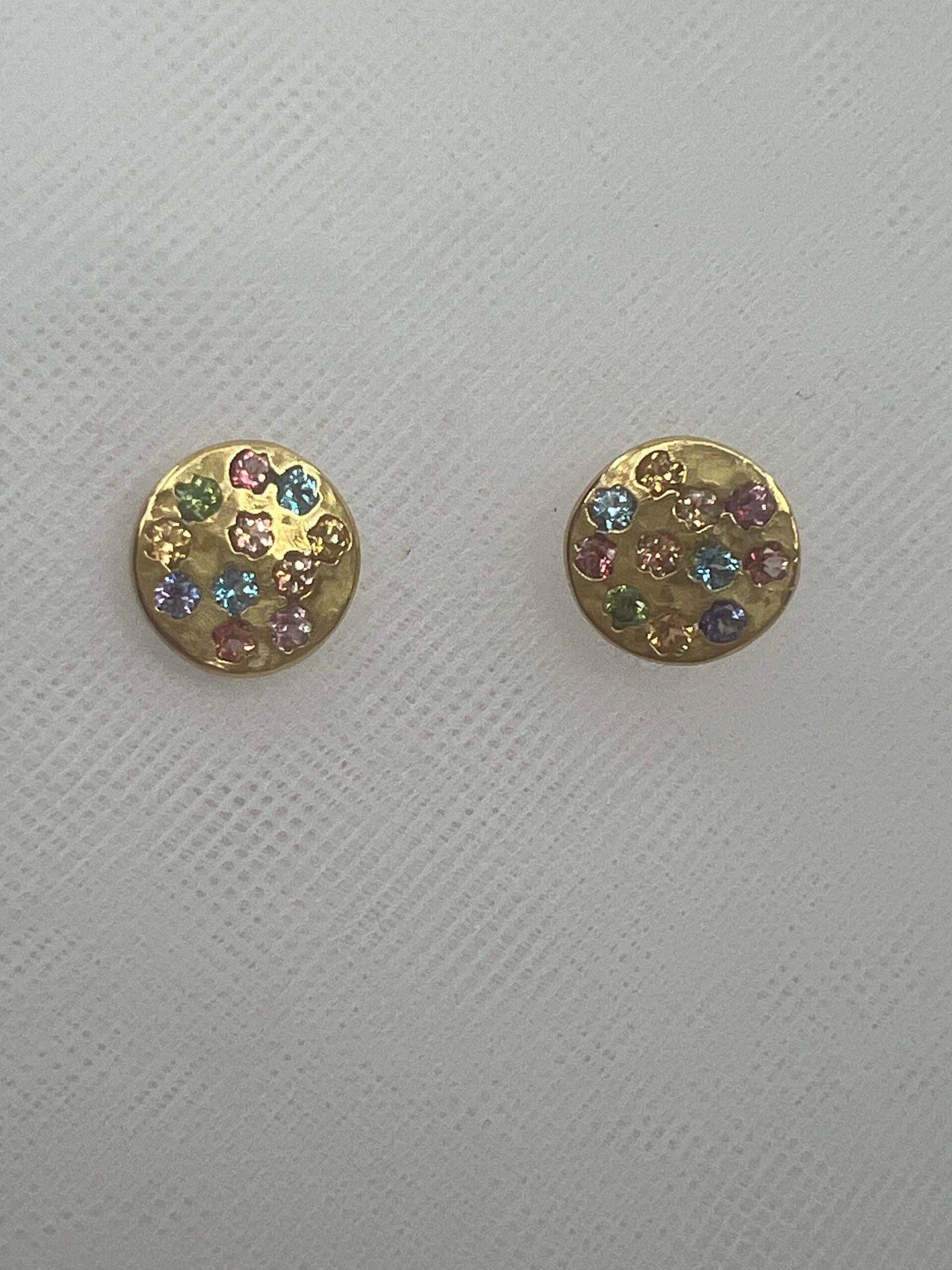 Pendientes de oro amarillo matizado con zafiros de colores.