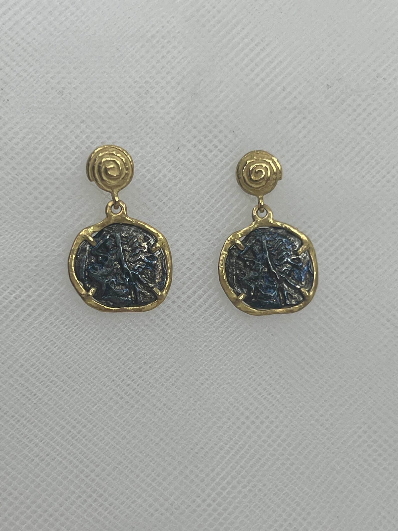 Pendientes de oro matizado con monedas de imitacion de plata negra.
