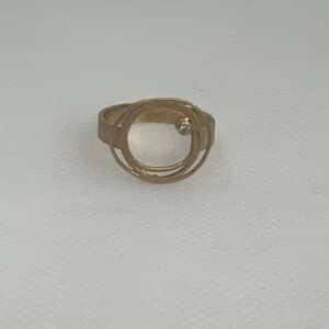 Anillo de oro matizado con brillante.
