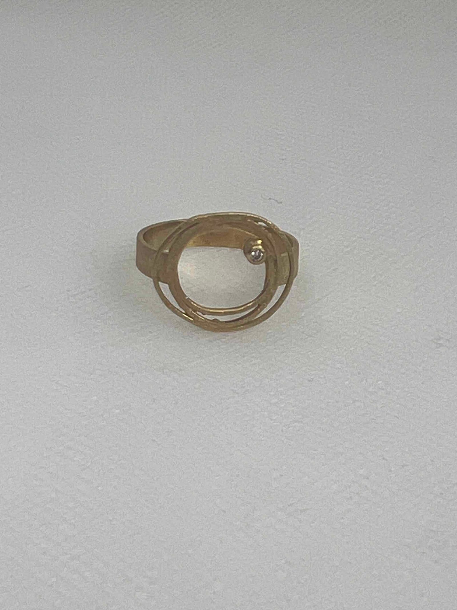 Anillo de oro matizado con brillante.