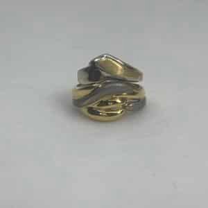 Anillo de oro amarillo y oro blanco matizado.