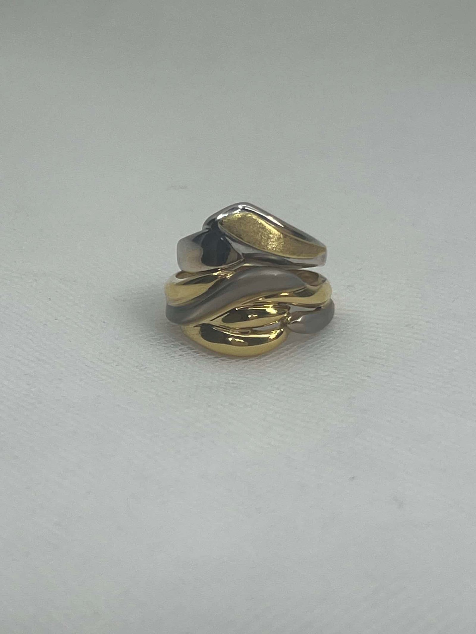 Anillo de oro amarillo y oro blanco matizado.