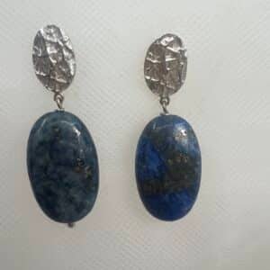 Pendientes de oro blanco martelado con lapislazuli