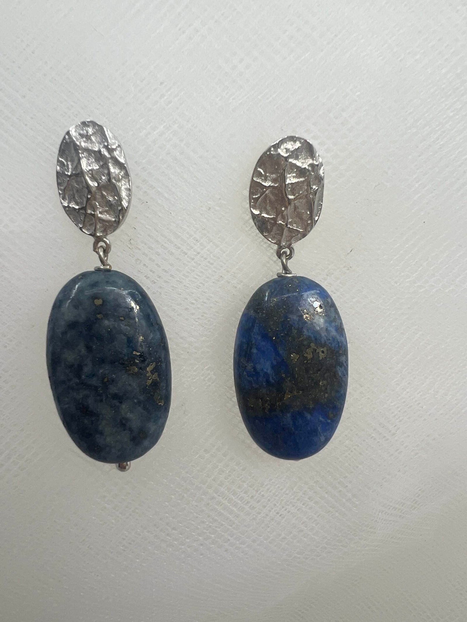 Pendientes de oro blanco martelado con lapislazuli
