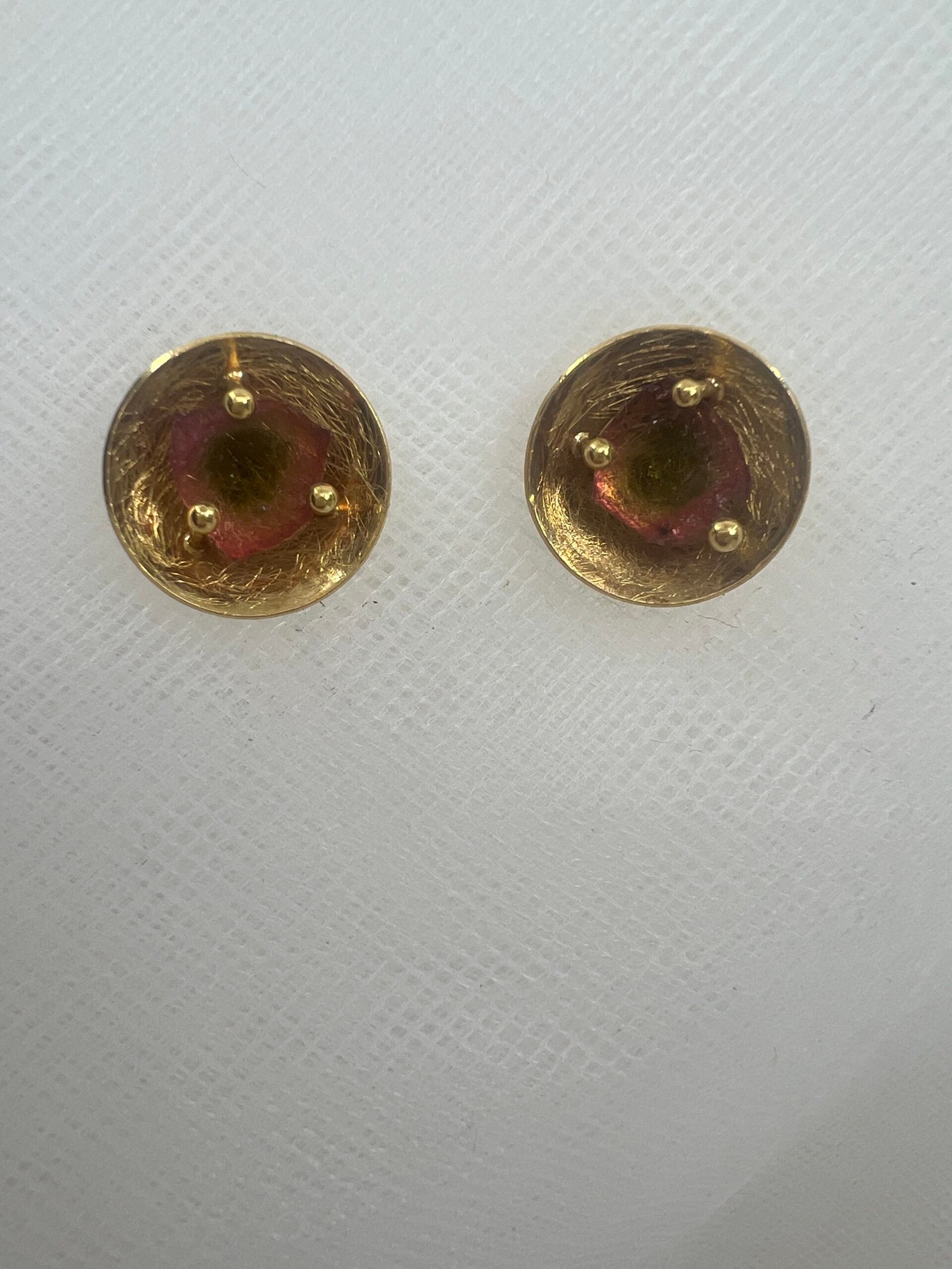 Pendientes de boton de oro amarillo matizado con turmalina sandia