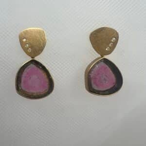 Pendientes de boton de oro amarillo matizado con brillantes y gota de turmalina sandia