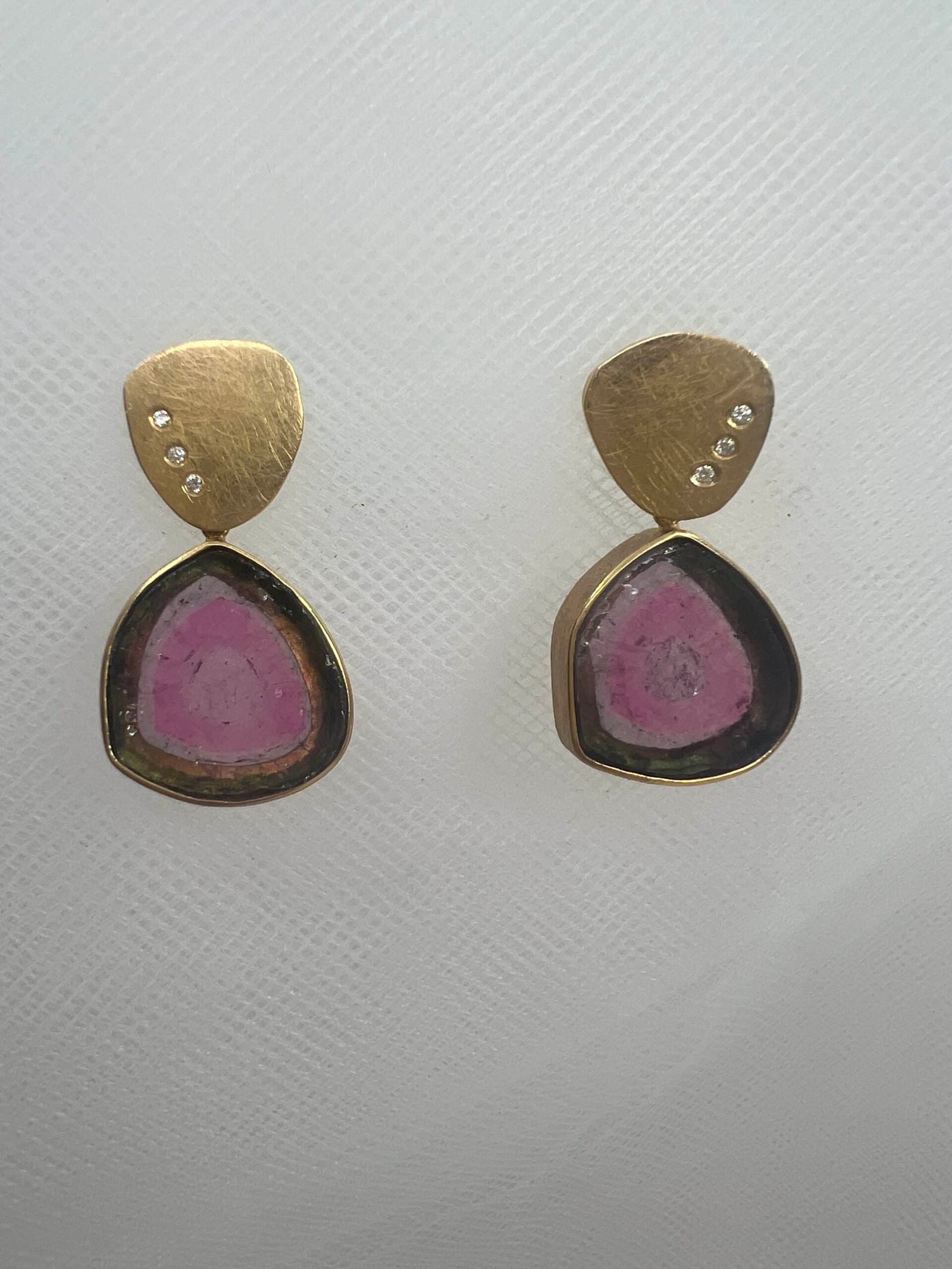 Pendientes de boton de oro amarillo matizado con brillantes y gota de turmalina sandia