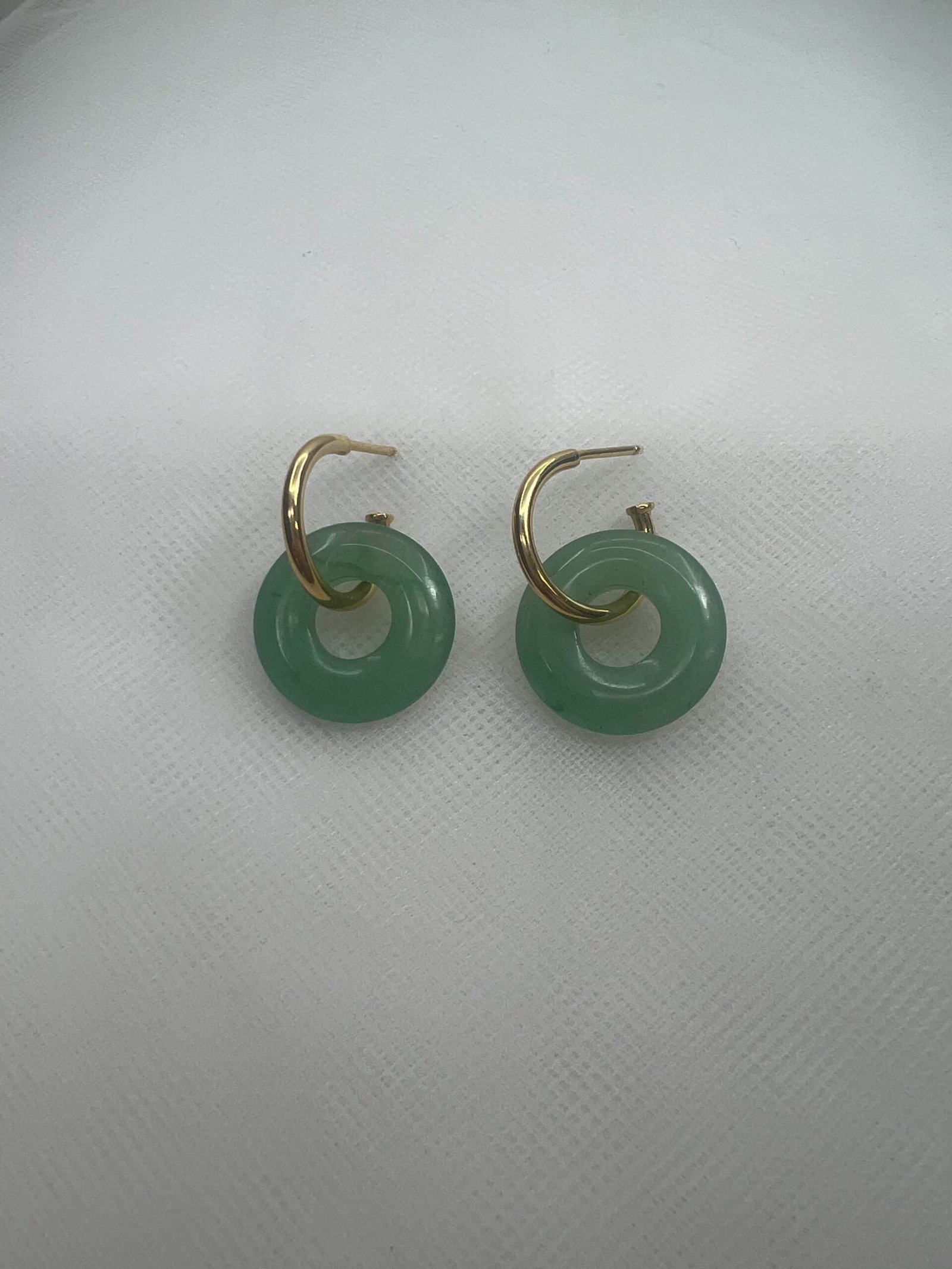 Aros de oro amarillo con donuts de jade natural