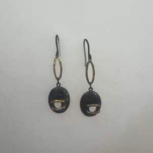 Pendientes largos de plata envejecida con motivos de oro.