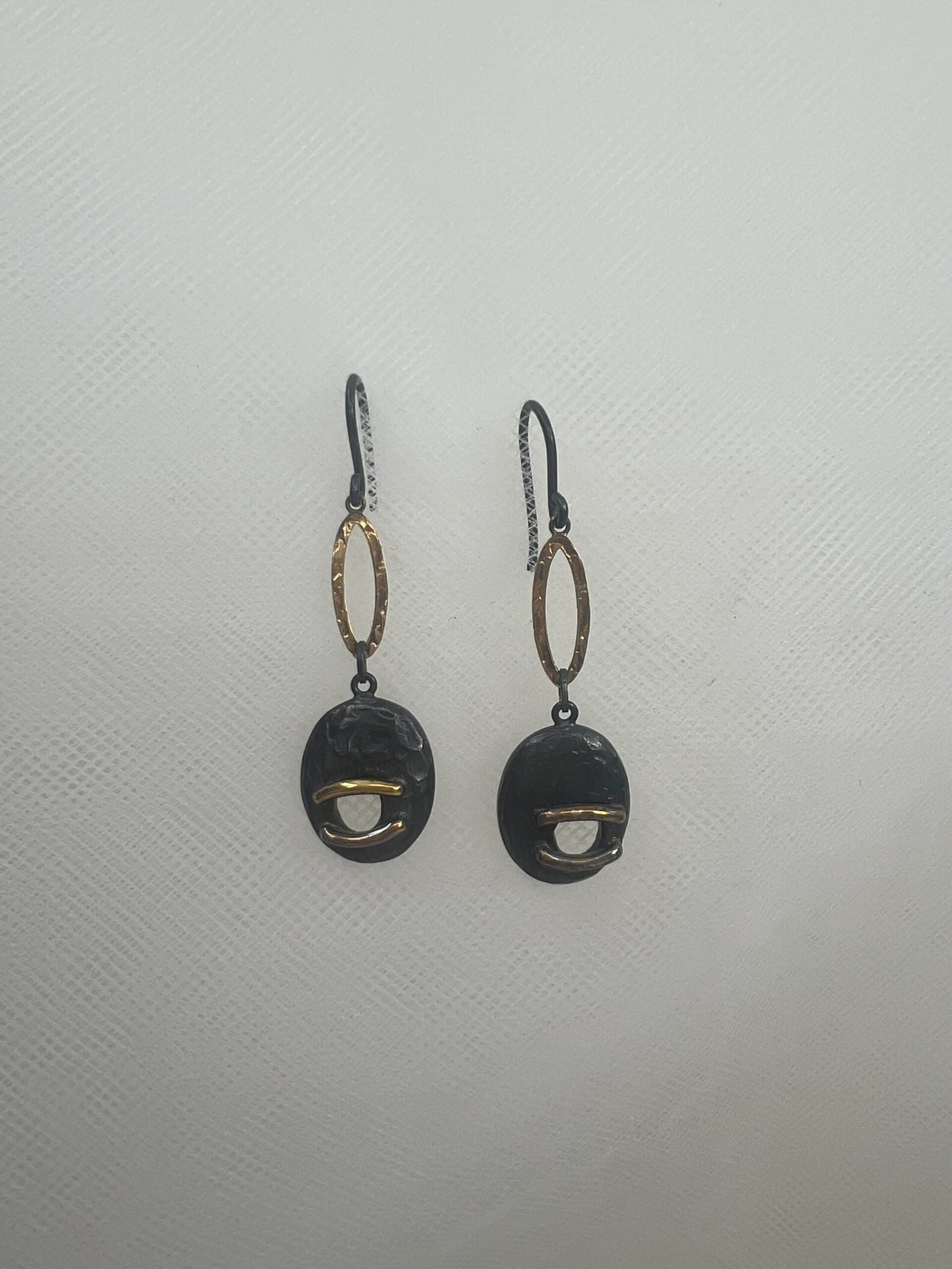 Pendientes largos de plata envejecida con motivos de oro.