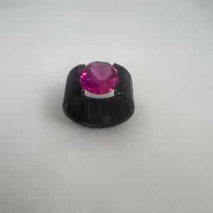 Anillo de bronce esmaltado negro con circonita de color rosa.